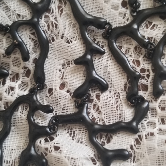 🖤 Ornate Black Necklace - Picture 3 of 5